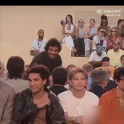 巴黎秀场前排，平野紫耀被旁边的体味熏到五官乱飞，高清镜头全拍下来了。
皱眉、嘴角抽搐，想躲又不敢动，那表情比演戏还精彩。要知道半个月前他在洛杉矶棒球场开球，墨镜一戴，全场尖叫，风光得不行。
结果回到巴黎时装周，坐第一排，愣是被邻座男士的“气场”逼到破功。镜头怼着脸拍，躲都没法躲。
不过人家转头