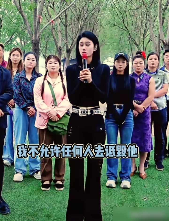 李佳琦前助理出事那天我就说过，这行最狠的不是骂你的人，是把你架在火上烤的人。郑艺没去给师父木森站台，直播间直接炸了，弹幕刷屏问是不是红了就不认人。他反手把带红豆两个字的ID全拉黑，撂下一句木森是我唯一的师父，然后继续播。有人说这是不懂人情世故，真不懂的人早开着美颜去现场蹭镜头了。去了，说你蹭；不去，