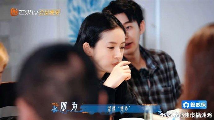 #邓为参观周冬雨王可房间只到门口##花儿与少年#花少暖心小细节，邓为想参观房间，却自觉不越界，只在门口看一看。 ​
