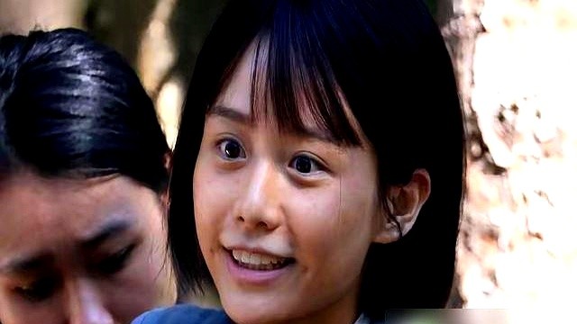 在娱乐圈混了四年搜不到几条消息，一转头直接空降成了总台大戏的女一号。

横店刚开机的《红色密码》，吕聿来执导，翟子路搭戏。结果路透一出全网都在问：这个演情报员贺小满的王晓慧，到底凭什么？

7号围读8号开机，短剧的紧凑节奏，用的却是长剧规格。照片里她剪了短发，脸抹得黝黑，粗布军装扎着红腰带，和科班演