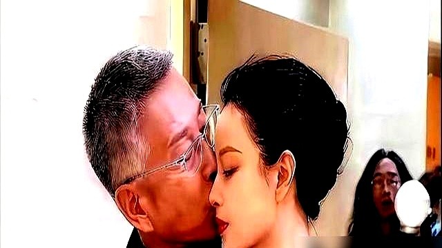 65岁的陈道明和32岁的倪妮演对手戏，开播前评论区满屏都是老牛吃嫩草。

第一集播完，弹幕风向全变了。剧中叶谨言给朱锁锁递水时先试了试温度，递文件时手指专门避开了指尖，全程没有任何越界言行。

结尾戏份里，他决定放手，背过身摘下眼镜，手指在镜腿上反复摩挲，硬是没回头。

几天时间，这段剪辑在B站播放