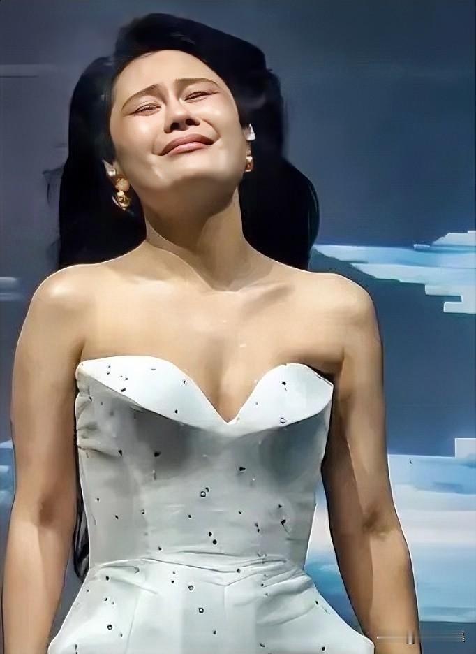 袁娅维在演唱会上唱《阿楚姑娘》唱到哭成那样，好多人纳闷：都破音了、眼泪糊脸了，为啥不切歌、不降调、不干脆说两句就过去？

答案其实就一句：这首歌，她舍不得糊弄。

后来一查才懂——《阿楚姑娘》本来不是随便分她的。刘欢从原作者手里收来，心里就认准了：这歌该袁娅维唱。那种嗓子里带野、带疼、带流浪气的，别