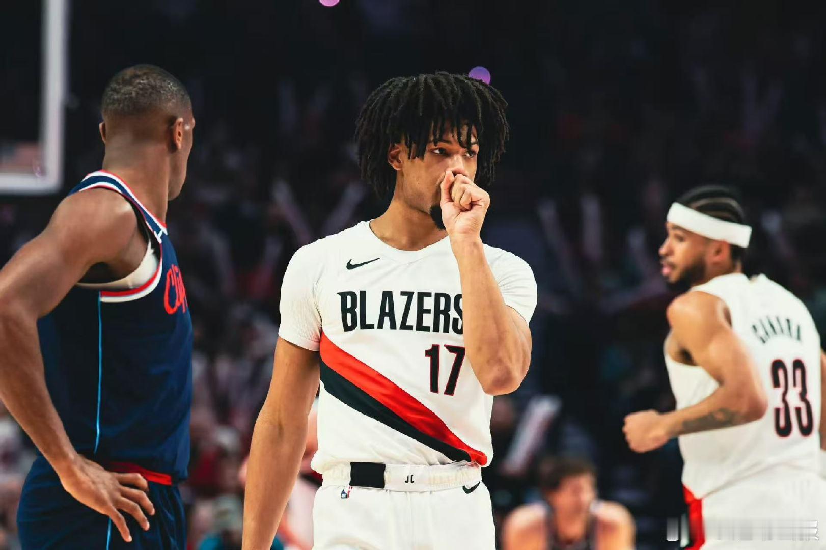 夏普膝盖半月板撕裂🏀  据外网消息，波特兰开拓者队后卫谢登-夏普膝盖...