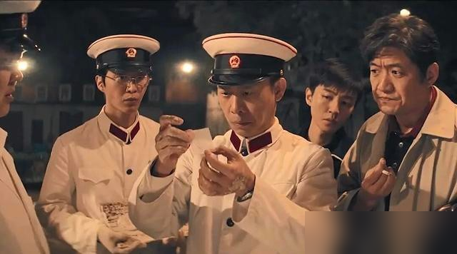 陈思诚三部戏亏了近十个亿，非侦探题材碰一部死一部，只能缩回唐探里继续割韭菜。
再看冯小刚，1.65亿砸进去，票房1.19亿，雷佳音加胡歌都拉不动。他自己上节目低头认账：我对不起出资方。
一个是被观众按死在侦探片上，一个是拿民国喜剧那套老模板硬套谍战。排片一天比一天少，年轻人根本不进场。
不是他