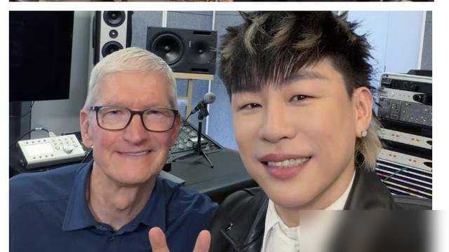 胡彦斌跟库克面对面聊自家软件，这画面你敢想？
都以为他只是会写歌，结果人家早就在科技圈混开了。自己带队搞研发，做的音乐相关软件，真能拿到苹果高层面前过招。不是去合影蹭热度，是坐下来聊技术逻辑那种。
再看另一边，《歌手2026》他拿了歌王，20%的断层加权分，总决赛直接甩出一首新歌《生死未定》。专