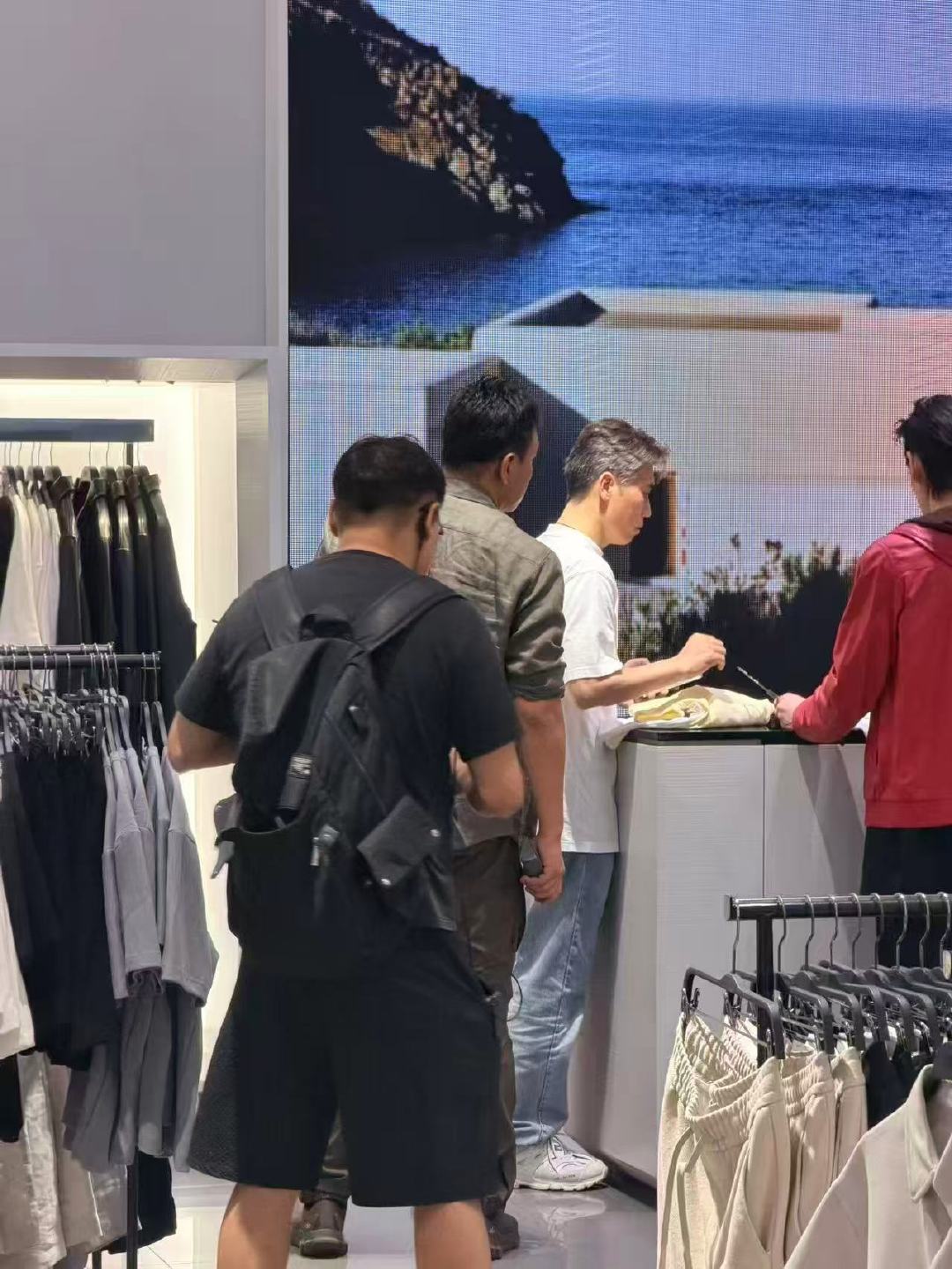 #商场偶遇胡军向佐##偶遇胡军陪向佐购物# 他们这很接地气呀，要不是有人拍出来根本不认识呀 ​