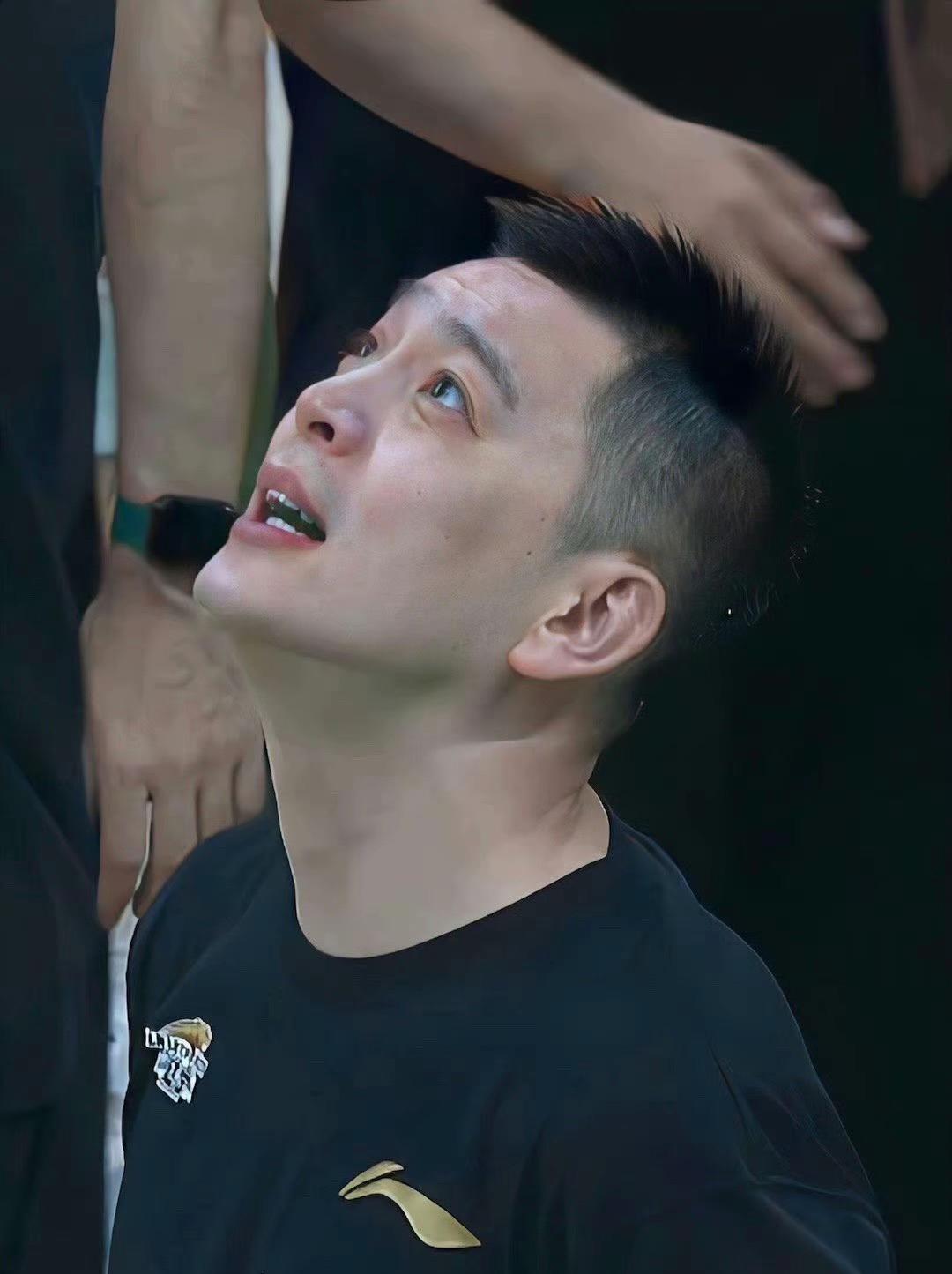 杨鸣最近陷入了一个挺微妙的局面，新疆和北京北控都向他表达了合作意向，但...