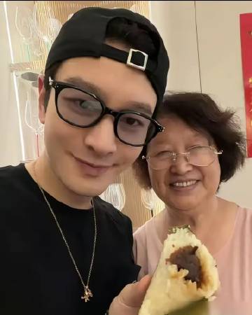 黄晓明晒了一张搂着爸妈吃饭的合照，结果几百万双眼睛全死死盯上了他身后的墙。