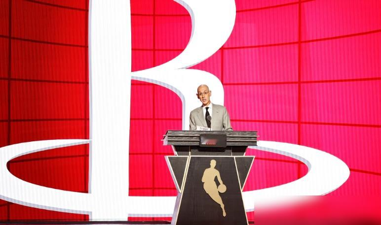 休斯顿火箭把场均狂砍21分的杰伦格林连同首轮签重重拍在交易桌上，就像扔...