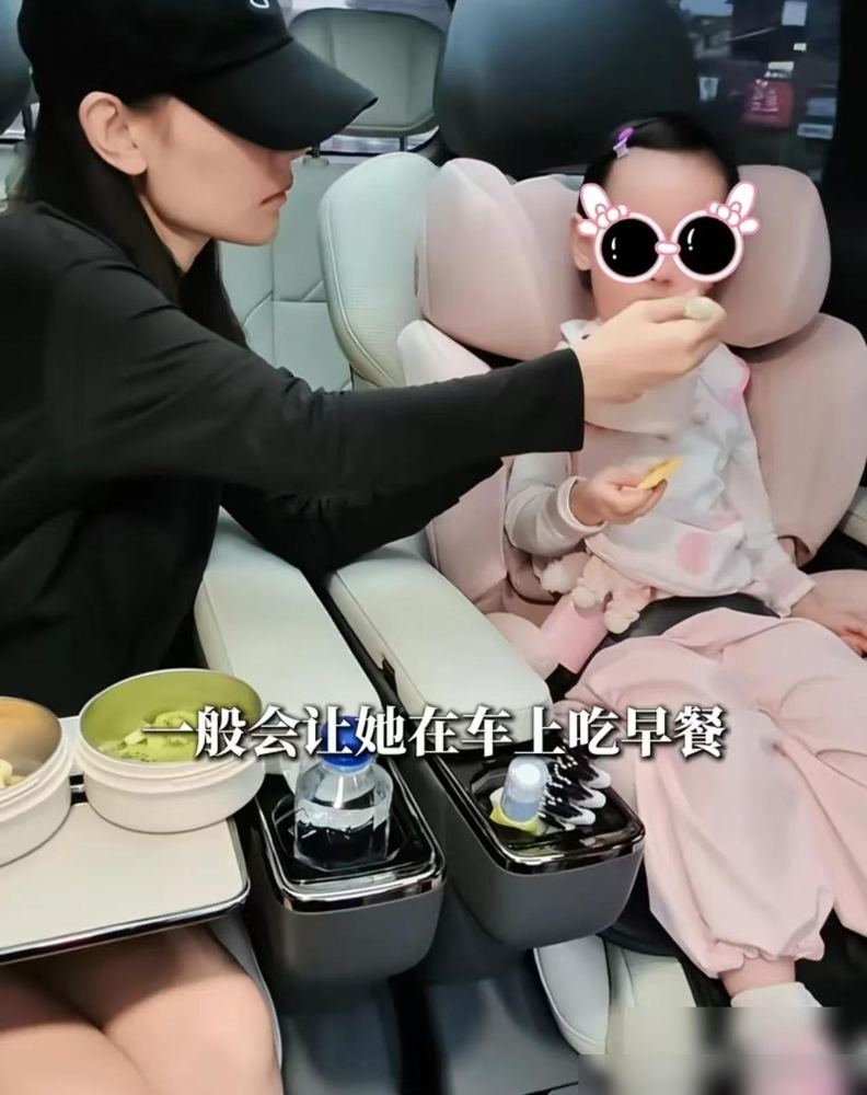 孙骁骁那个视频我刷到了，就是她在停车场，女儿坐在车后排，她给剥鸡蛋、拿着豆浆喂，边喂还边说“快点快点，要迟到了”。

评论区有人说，孩子三岁了还喂饭，就是溺爱。可先得把年龄说准：她女儿已经四岁多、快五岁了，读幼儿园中班。这个年纪能自己吃饭，和赶时间时让妈妈帮忙，并不矛盾。

我更在意一个视频看不出来