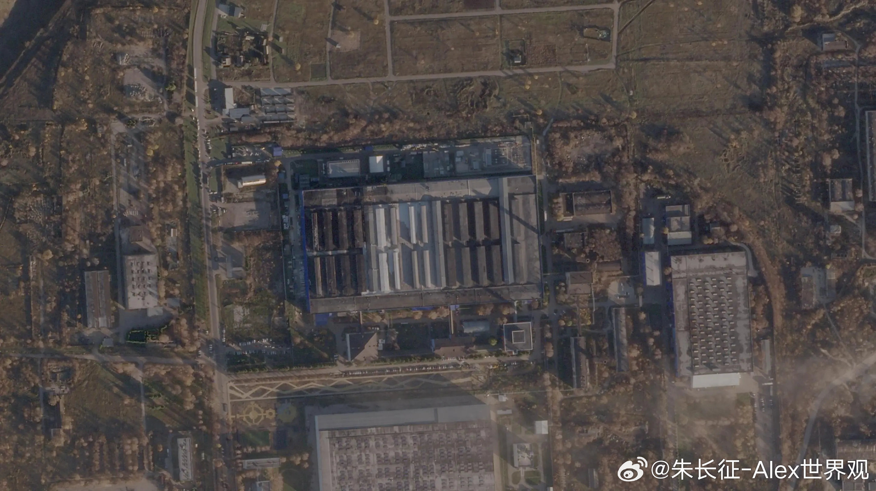 作为俄罗斯技术实力核心的几处关键数据中心，在遭到乌克兰无人机袭击后陷入瘫痪，受损设施可能需要较长时间才能修复。

本月，乌克兰打击了科技巨头Yandex的三座主要数据中心、俄罗斯最大银行俄罗斯储蓄银行（Sberbank）的一处数据中心，还有俄罗斯版脸书 —— 社交平台 VKontakte（VK）的数据中心。

 ​