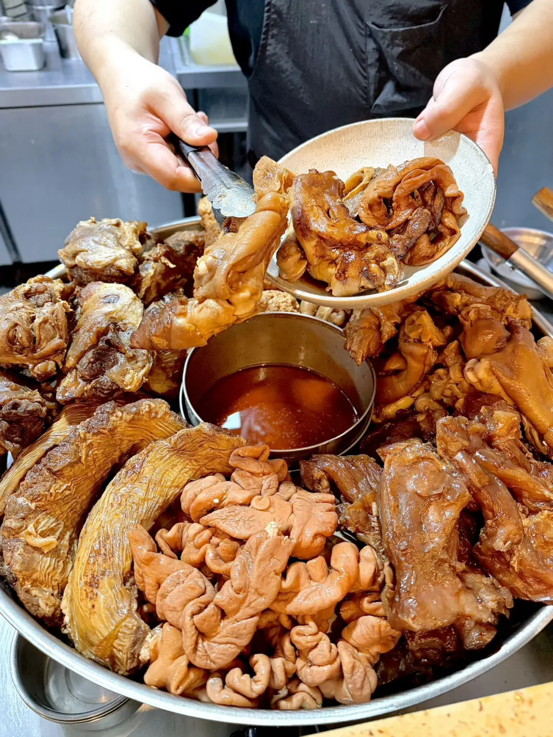 白天碳水快乐老家，晚上变微醺小酒馆？
