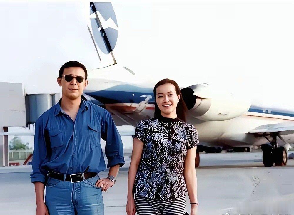 1992年沈阳机场，姜文29，刘晓庆38，一个牛仔外套，一个碎花裙，中间隔着半拳距离 ​