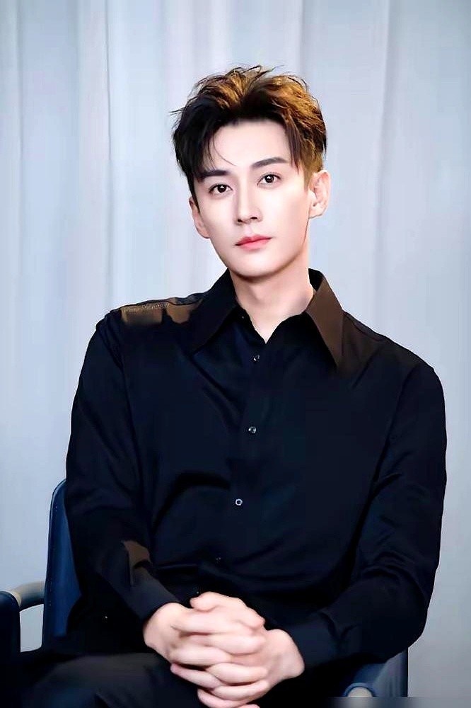 娱乐圈向来人走茶凉，今天半个圈子的人却在为一个女演员疯狂敲键盘。

今天她新剧刚开播，宋威龙、钟汉良、王凯、秦岚、欧豪全跑出来了。仔细看文案，根本不是拿钱办事的复制粘贴。

秦岚张口就喊小狗子，王凯直接蹲在评论区跟网友唠嗑，宋威龙连夜把多年前的合作老梗翻出来砸在屏幕上。

大家这才看明白，谭松韵这人