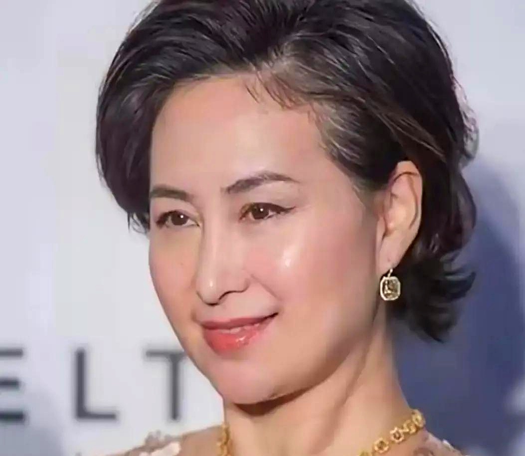 坐拥百亿身家，掌控千亿商业帝国，何超琼这辈子最大的心病，却是在最该勇敢的年纪当了乖女儿
 

当年赌王一句门不当户不对，硬生生掐断她和陈百强的缘分，逼着她带着十亿嫁妆嫁给许晋亨。长达九年的联姻，没生一儿半女，硬生生把日子熬成了体面的空壳。顺从换来的不是圆满，而是挚爱之人的早逝与两败俱伤
 

出殡那