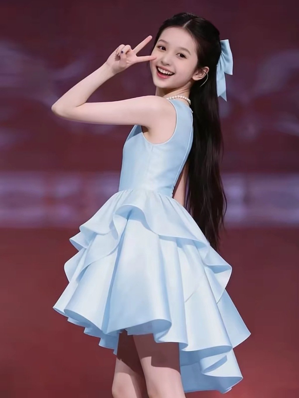 【#AI模特图价格不到实拍四分之一#】#AI模特图乱象# 花的钱是真的，但能看到几张真的产品图？#电商平台模特AI味浓# 

“以前模特图虽然会狠狠P图，但至少能看面料和质感，现在直接用AI，请问是要卖给AI吗？”多名网友在社交平台吐槽电商AI模特图“失真”“无法判断版型”。也有网友直言：“真人展示也 ​