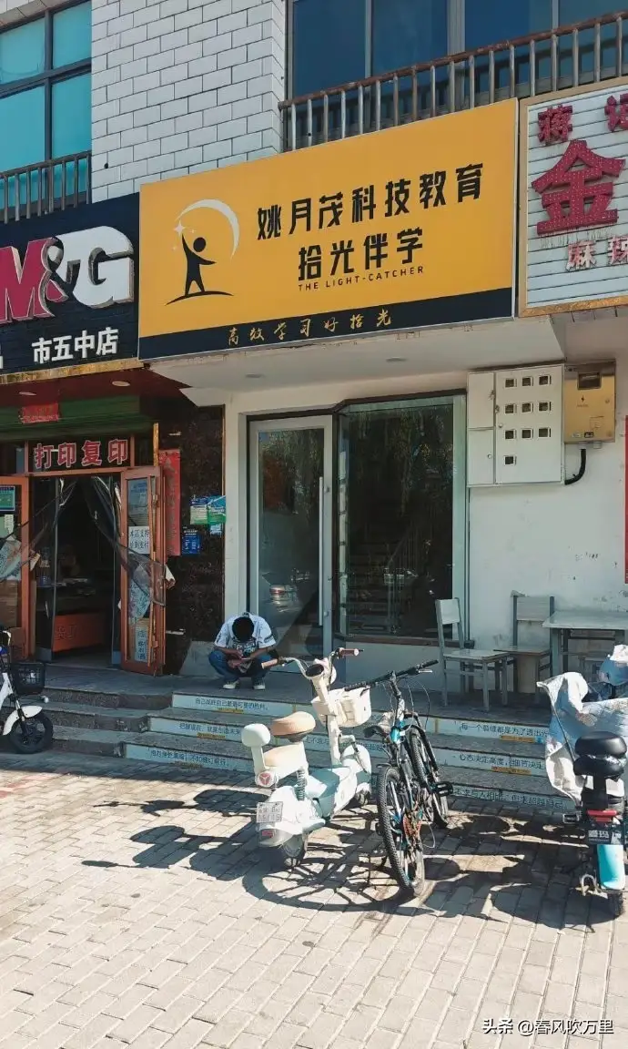 果然是假的：甘肃姚月茂被刑事拘留！
为博眼球、吸流量，而自编自演资助大二女生的嘉峪关姚月茂，9月11日下午被警方刑事拘留。
其所谓的资助几十个贫困学生、每人每月500、1000、1500元等全是假的……
对这样编造谣言、浪费公共资源、造成了严重的社会影响的不法分子，必须从严从重打击！