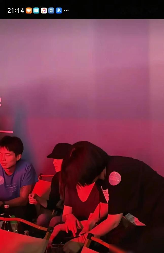 王菲坐旁边围观，摄影师当众搂抱欧阳娜娜！
这位Ryan是王菲御用摄影师，在圈内混了多年，跟不少艺人都是老熟人。
这次阿那亚音乐节酒后，他对好几位女艺人都做出了搂抱搭肩的越界动作。
网传的亲密互动都是断章取义，现场画面拍得明明白白，欧阳娜娜坐下直接伸手推开，拒绝态度一点不含糊。
事后Ryan主