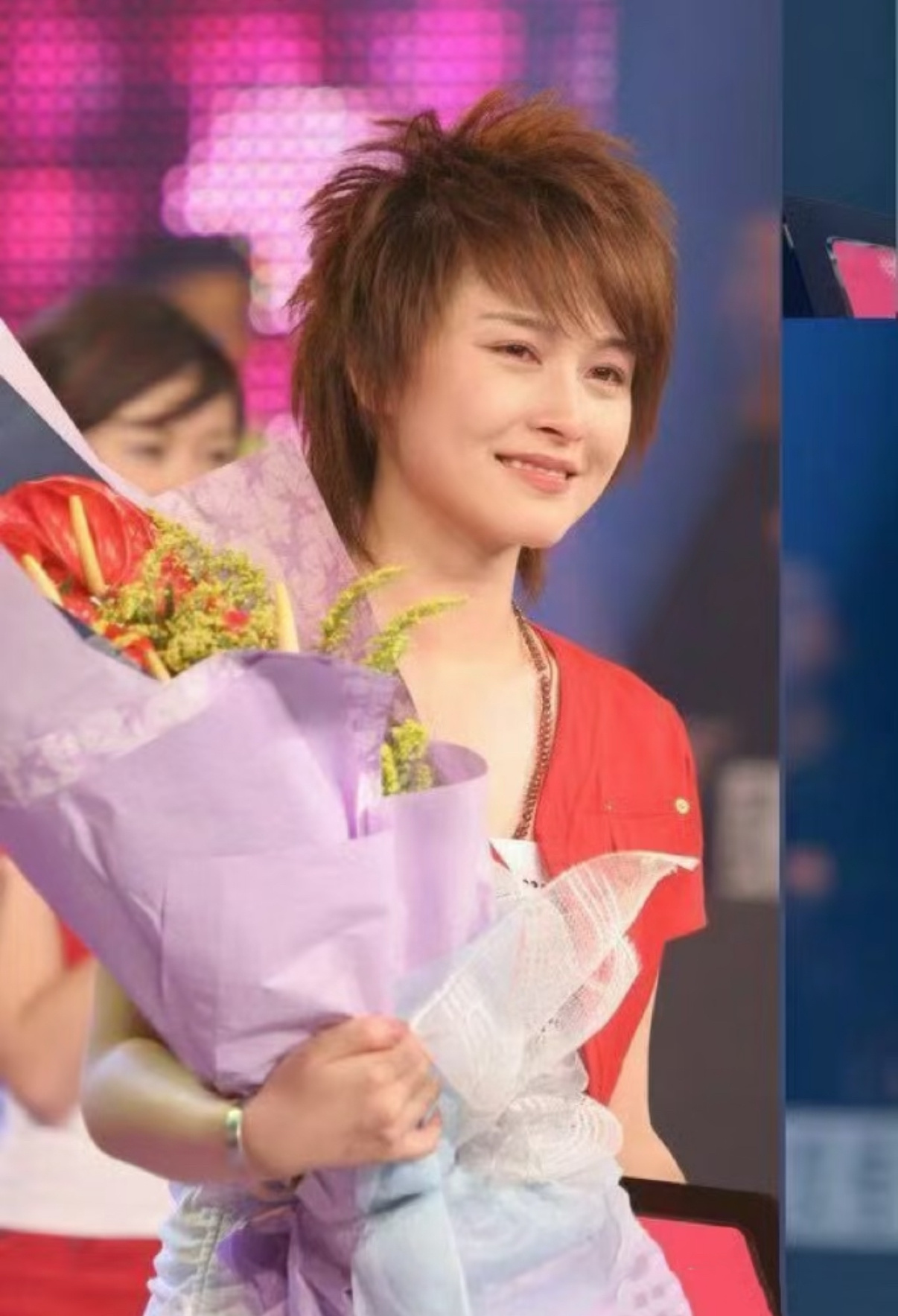 #厉娜这些年赚不到钱的原因#当年作为长沙赛区冠军，厉娜凭借清冷独特的气质一夜爆红，却在事业爬升最关键的阶段遭遇长达数年的雪藏，直接错过了选秀艺人沉淀作品、稳固商业盘的黄金窗口。等到重新回到大众视野，乐坛与影视赛道早已迭代，缺少一首能持续吃商演红利的国民金曲，演戏也大多是零散配角，很 ​