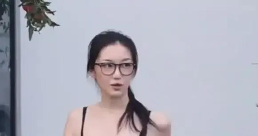 今天网上一组大理街头的路透照突然火了，仔细一看这同框的阵容着实让人有点意外

走在中间那个身形高挑、气质清冷的女孩，竟然是王菲和李亚鹏的女儿李嫣

跟姐姐窦靖童以及女星宋妍霏走在一起，20岁的李嫣气场非但没被压住，反而透着一股浑然天成的松弛感，这组生图直接把“李嫣这么美了”的话题送上了热搜

这三个