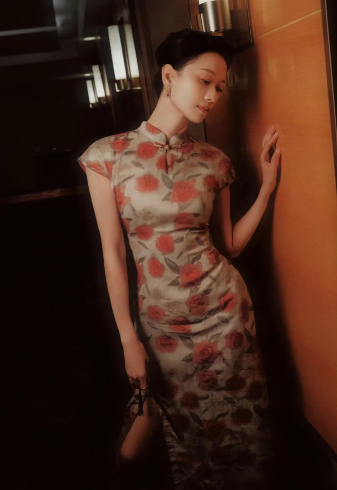 倪虹洁这身材，真不是白来的，人家私下里对自己下手狠着呢。
她吃饭不搞极端那一套，火锅照吃，但专挑蔬菜瘦肉，甜饮料基本不碰，就靠这点自觉。
最狠的是她的上镜紧致三招，看着简单，做起来要命。第一招，下巴往肩膀方向死命拉伸，一侧30秒，肌肉酸到发抖。第二招，顺着下颚线往上推到耳后，再沿脖子两侧压下去，