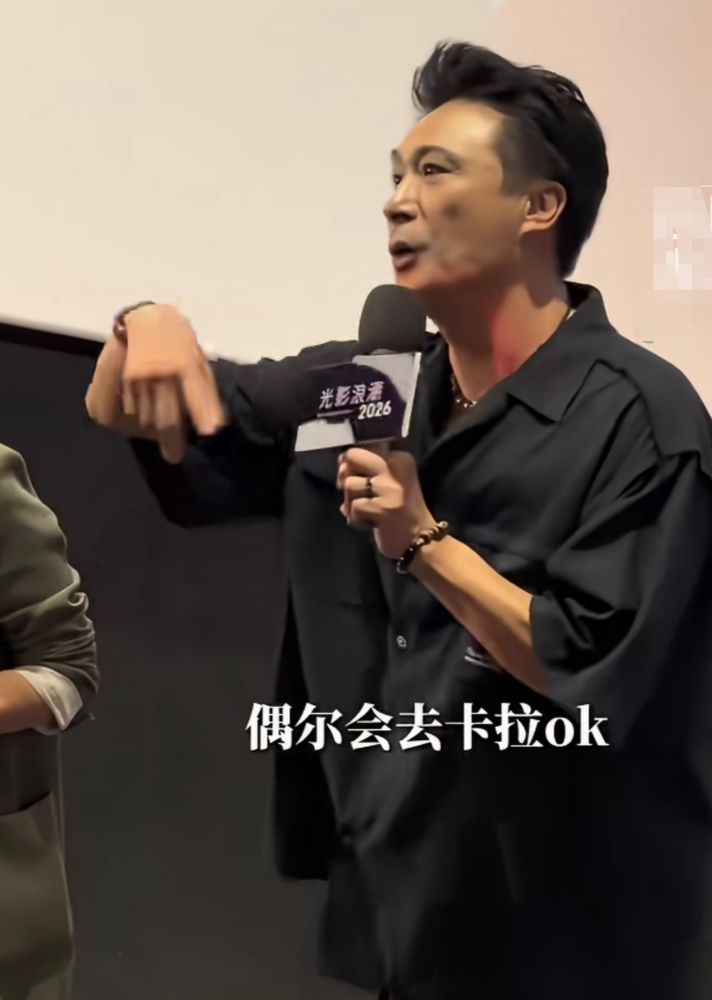 一粒花生米重1公斤？吴镇宇这话一出口，台下全笑了。
64岁的他在成都路演，说自己易胖体质，夸张到吃粒花生米都像重一斤。可听完他的日常，没人笑得出来。
每天必须上秤，太阳一下山就封嘴，油分更是掐得死死的。这种日落原则，他硬扛了不知道多少年。
但你猜怎么着？唱K的时候照样破戒，宵夜也忍不住往嘴里塞