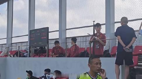 上海队vs河床梯队比赛现场，中国U17主教练浮岛敏协同翻译、国少技术分...