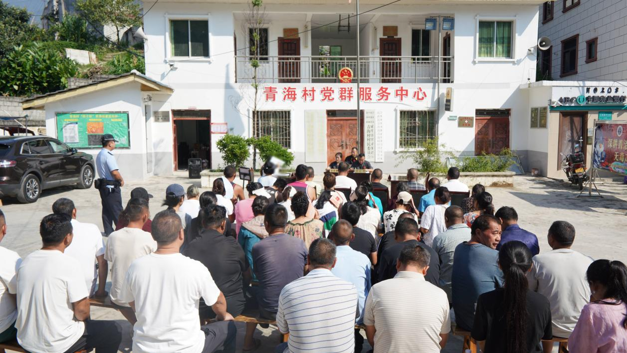 【巡回法庭走进脐橙产区，#这个说法对不对#现场普法】9月4日，四川省雷波县人民法院将巡回法庭设在脐橙主产区金沙镇青海村，公开开庭审理一起脐橙买卖合同纠纷。人大代表、政协委员、乡镇和村组干部、当地果农及其他群众受邀旁听。庭审结束后，雷波法院联合人民法院新闻传媒总社新媒体部“这个说法对不 ​