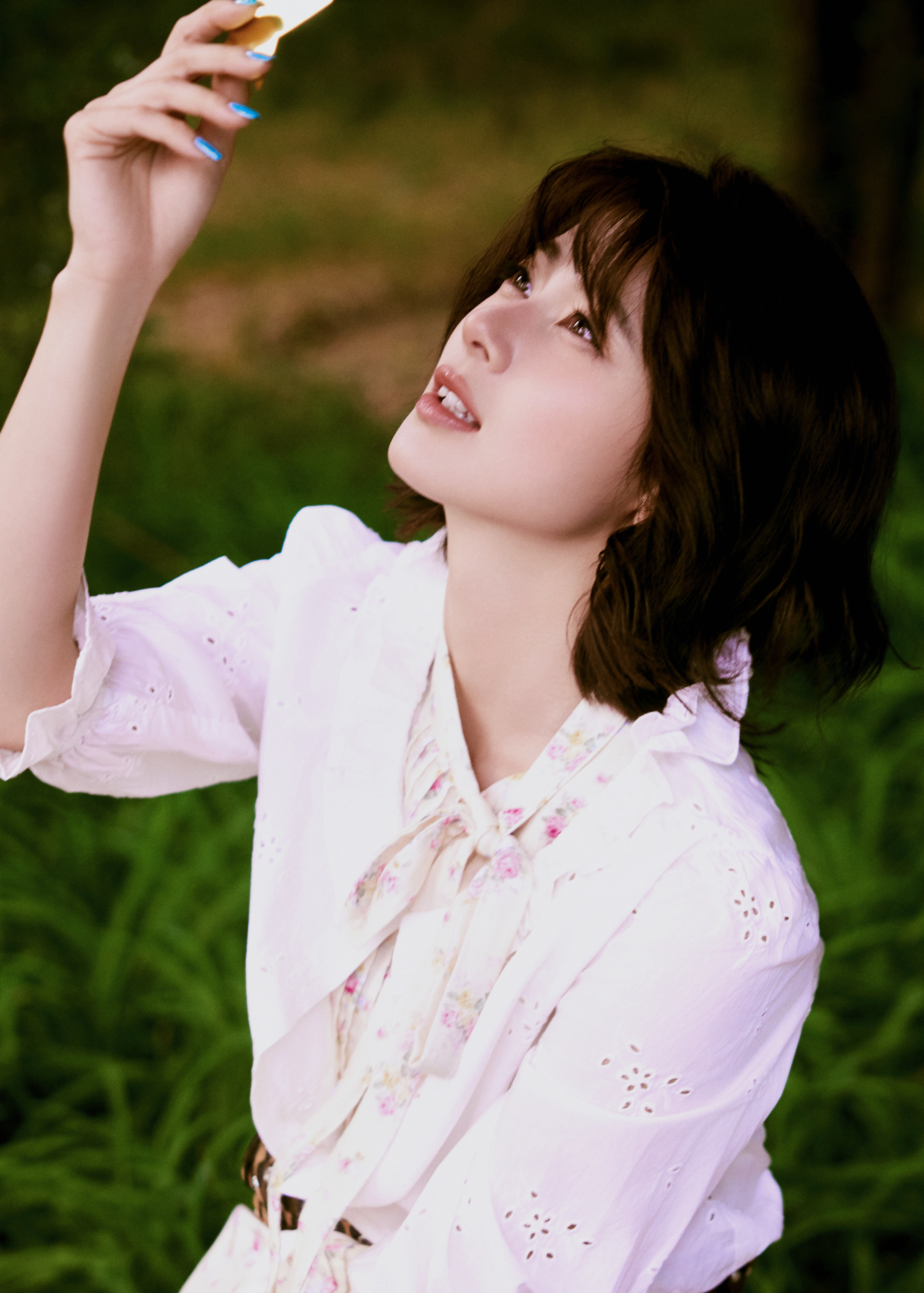 #赵昭仪[超话]# 📸
草木有风，自在生长，一起抓住夏天的尾巴~
​