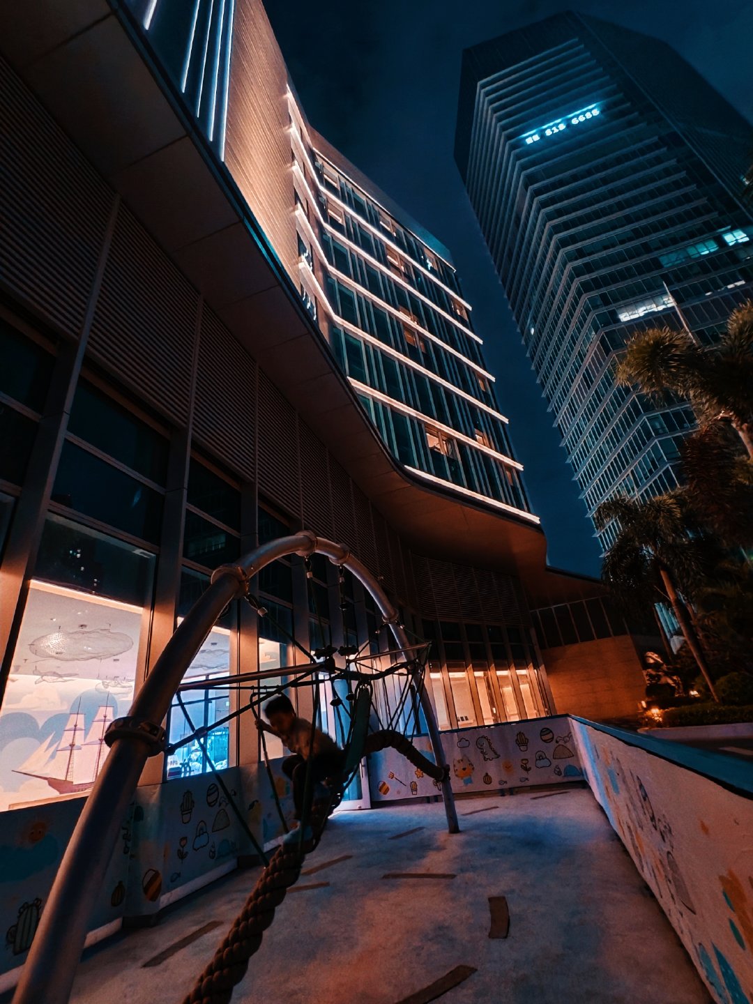 晚上嘉嘉要求不外出，只在酒店玩和再去游泳

他主动帮我📸，好体贴
vivo📸 ​