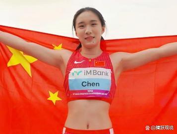 雨越下越大。 跑道湿得反光。

第三棒交接完成，中国队落后大约两米，排在第三。 施君豪刚被汶颂在弯道上强行超了过去。

一个17岁的姑娘接过接力棒。

她叫陈妤颉。

对面泰国队最后一棒卡农达，本届亚运会女子百米决赛跑了11秒46，第五名。 陈妤颉那场跑了11秒06，冠军。

差了0.4秒。 百米赛道上， ​