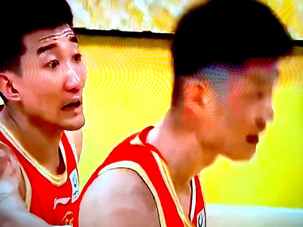 联赛才打三天，郭士强下个月打世预赛的底气直接拉满了。

张镇麟和孙铭徽伤全好了，状态冲到八成，郭昊文越打越猛直接给外线解渴。加上焦海龙和杜润旺两个高炮台，高度和命中率全齐。

后卫带赵继伟、孙铭徽、郭昊文、庞峥麟、廖三宁；锋线张镇麟、李弘权、焦海龙、朱俊龙；内线杨瀚森、胡金秋搭徐昕。

这套班底拿去