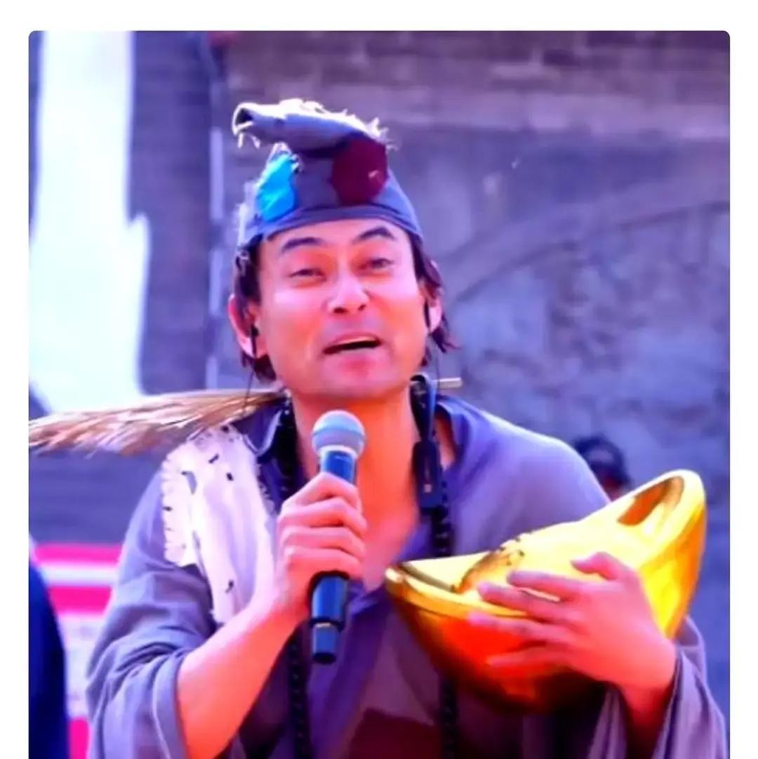 张若昀领奖的时候，特地提了一嘴唐艺昕。

人家拿了个大奖，是正儿八经的最佳男主角。他站在台上，对着所感谢我那灵活自如、不用商量的爱人。
他俩从一开始就没咋咋呼呼地秀恩爱，就是自己过自己的小日子。所以他现在功成名就了，第一时间还是要把这份光分给她，让她知道他心里一直有她那个位置。
