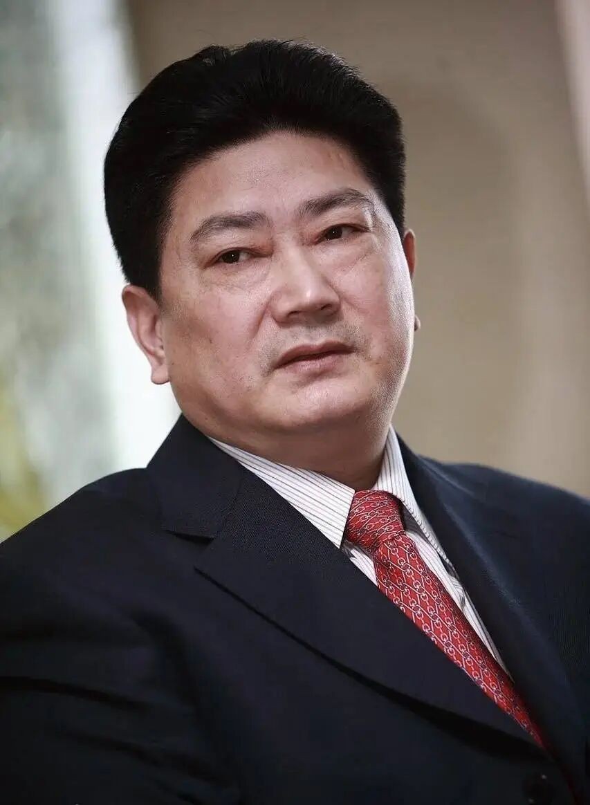 说实话，今天看到太子奶创始人李途纯离世的消息还是蛮唏嘘的。

对于现在的年轻人来说，太子奶或许只是货架上不起眼的怀旧饮品，但对于我们80、90后来说，这绝对算是刻在童年里的国民品牌，更是一代人见证过的商业传奇。

可能很多人都不知道，李途纯当年到底有多厉害。

对80、90后而言，太子奶是刻在童年里