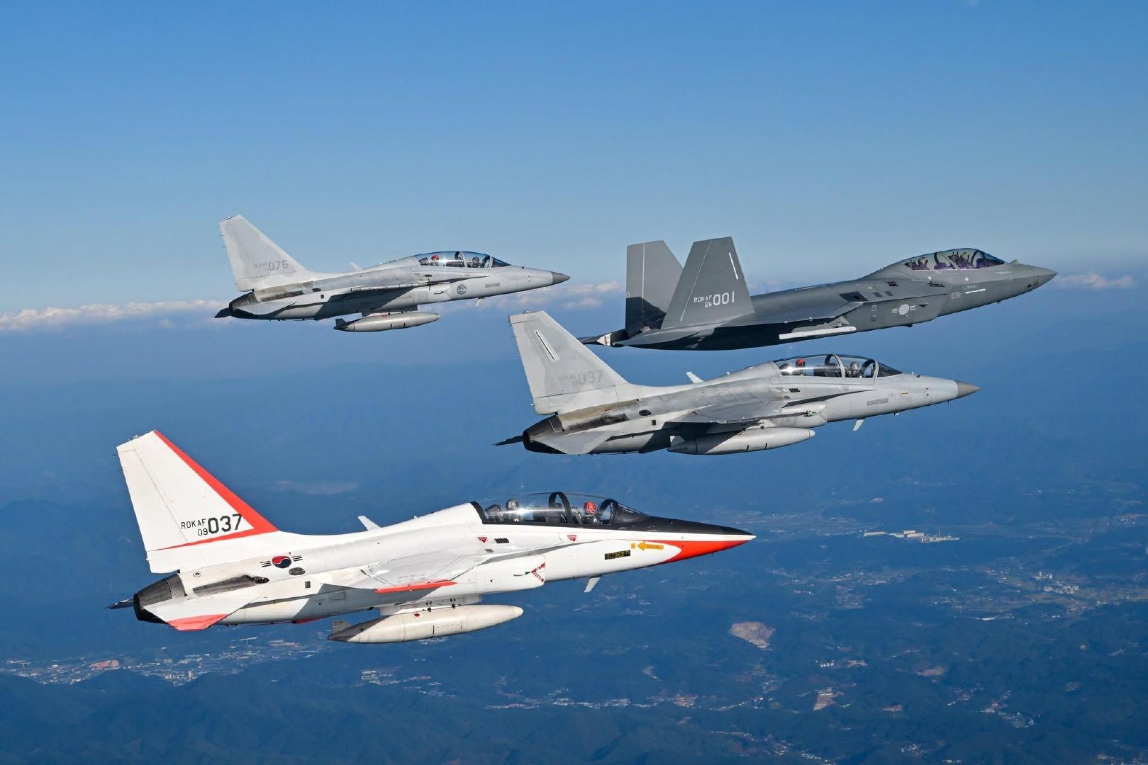 KF-21、FA-50、TA-50、T-50
韩国航空宇宙产业（KAI）四型机同框空对空摄影 
#军用飞机信息汇#
2026年9月22日，KAI泗川（Sacheon）厂向韩国空军（ROKAF）交付了首架量产版KF21（26-001）；该机的首装部队为第16战斗机联队第156战斗机中队，驻地为醴泉（Yecheon）基地。
Photo credit: ROKAF ​
