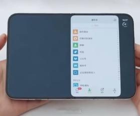 腾讯称微信已适配iPhone Duo：后续还会更新

10月22日，近日，影视飓风发布iPhone Duo测评视频，在进行软件适配测试时发现，微信、QQ等软件并未完成适配，且存在巨大黑边，引发热议。同日，“老师好我叫何同学”也发布测评，实测了25个常见应用，发现约八成尚未完成折叠屏适配。未适配的应用只能居中显 ​
