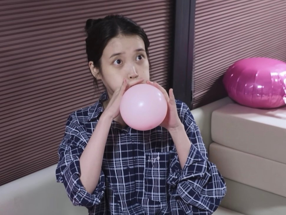 #IU[超话]#  我不行了我馋哭了 好想当那个气球啊啊啊
小老丽萌点➕10086
把气球吹至两个小丽丽的脑袋大…… ​