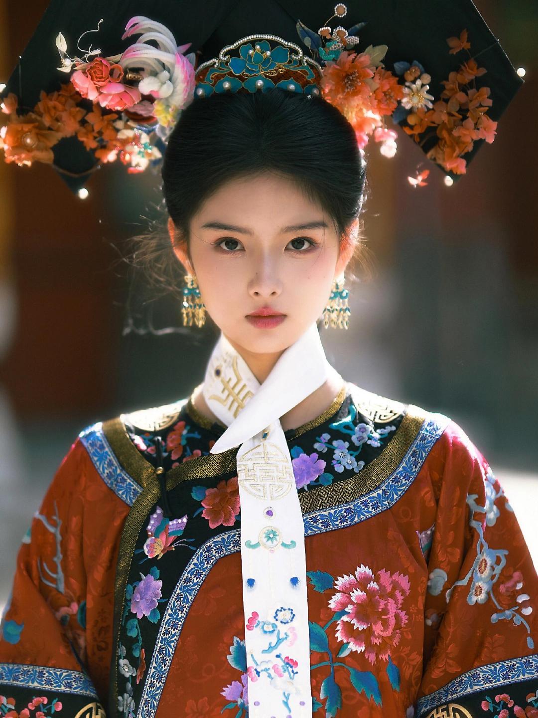 #艾米[超话]# 红墙映旧梦，纸鸢寄流年✨​