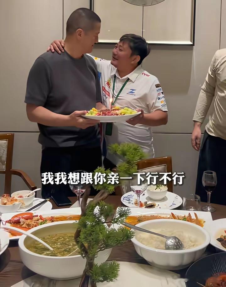 哈哈，39岁张雪还像一个小孩子一样，竟然要求亲一下55岁的李亚鹏。
事情是这样的，李亚鹏前一段时间过55岁生日，张雪做为朋友来给李亚鹏庆祝生日，张雪突然提出来想亲一下李亚鹏来表达对李亚鹏的欣赏，李亚鹏首先还以为开玩笑，没想到张雪还真亲上了，张雪确实是一个性情之人，欣赏一个人他也是毫不掩饰，能得到张雪