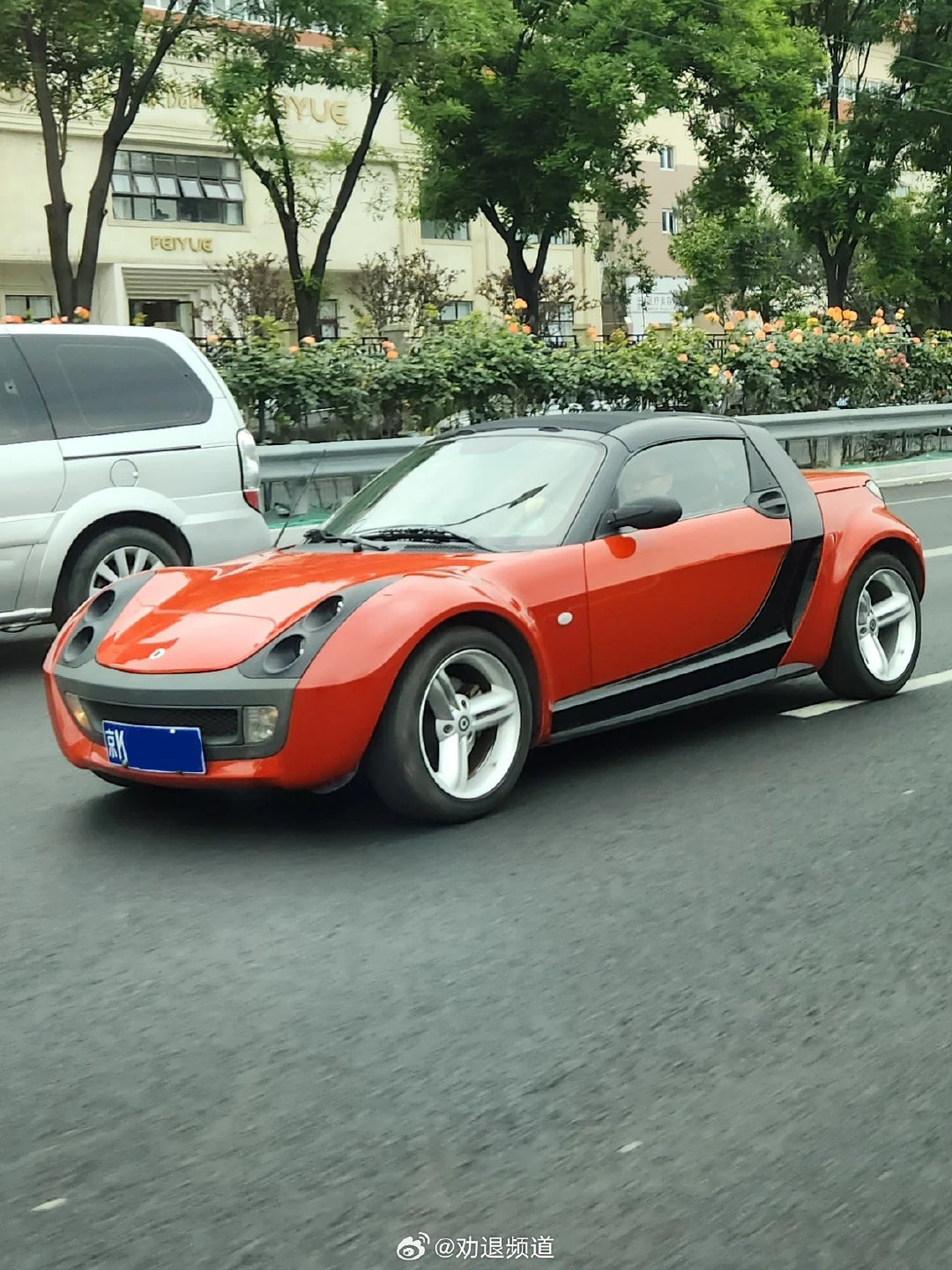 Smart精灵2号都要以纯电方式回归了
Smart Roadster Coupe 还会远吗？
这玩意电动化之后估计不少人会买账 
#smart# ​