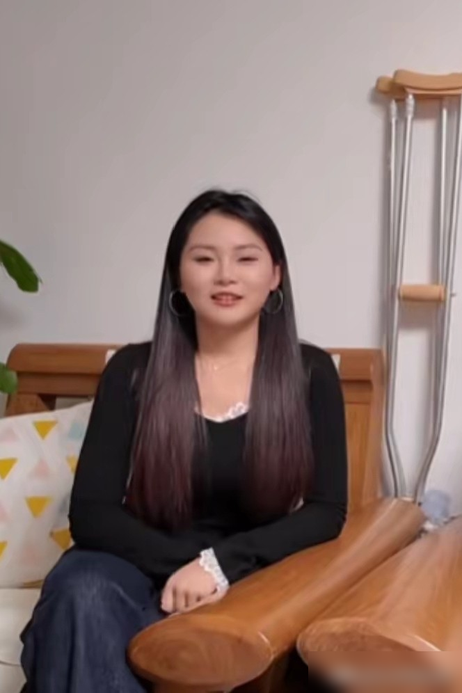 一个1米9的陕西女篮中锋，退役后跑去东航当了地勤，然后独自把儿子养成了CBA球员。
焦泊乔他妈焦洁，70后，当年陕西女篮内线主力。退役没留体制内，直接转行民航系统，从零开始。
一个人带娃，没叫过苦。儿子9岁就1米75，12岁1米9。小学体育老师一眼相中，说这孩子是打篮球的料。
当妈的犹豫过，她