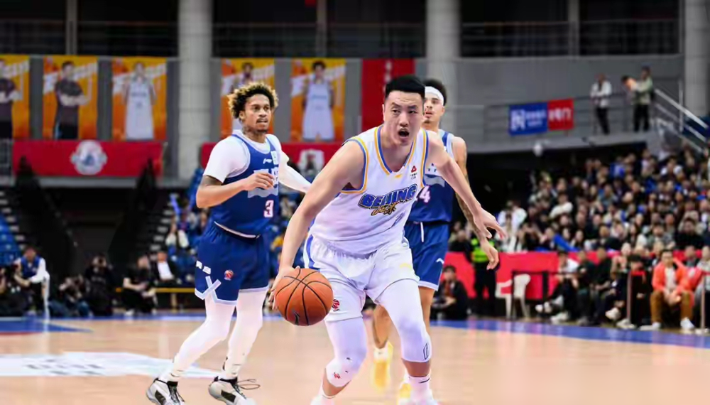 别吹那18分了，曾凡博亲口承认膝盖根本没好。他赛前热身都钻心疼，软骨磨...