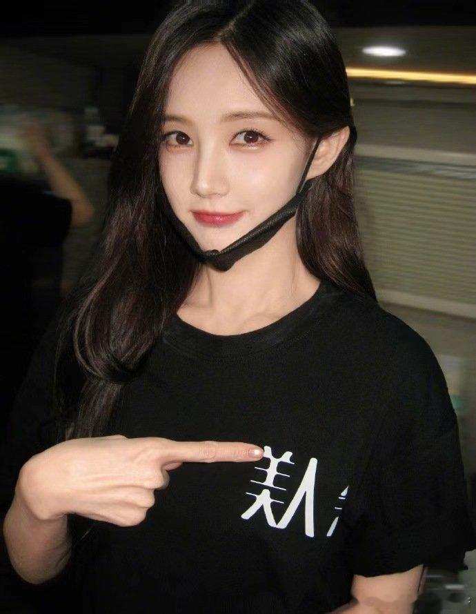 #李一桐美人余溯光人物海报##美人余开播海报#
李一桐美人余溯光人物海报，美人余开播海报，期待住和我们的余梦的故事正式见面啦~ ​​​