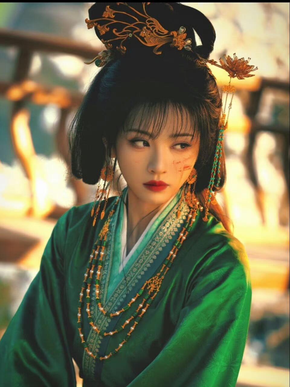杨龙嫁金钗中式美学杨龙嫁金钗城门这一幕好震撼一个城门挥洒纸张的细节，硬是拍出了大银幕的史诗感。精准的走位和运镜，直接把田曦薇的美感完美放大，这波杰作我狠狠买单 ​​​