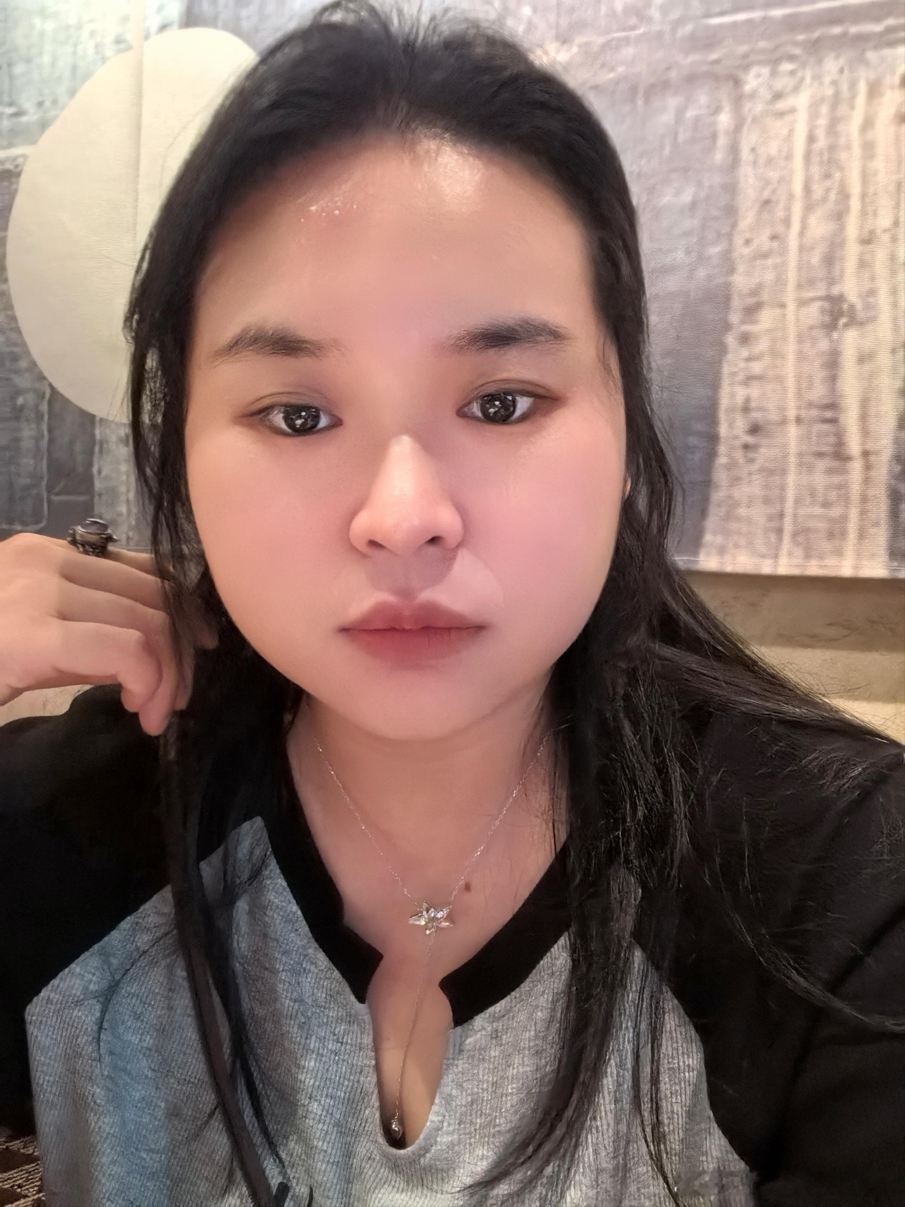 今天计划是要去体验脑机接口新科技，说什么可以用意念控制抓娃娃、拔河之类的，结果到了之后说是很多机器没有电了[跪了]让明天再去[泪奔]

于是乎就演变成出门狠狠炫饭了[二哈]，这个抹茶好好吃[抱一抱] ​
