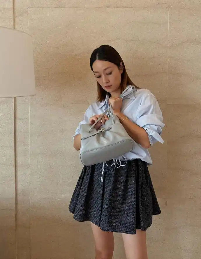 马伊琍越活越显小，蓝衬衫配百褶裙，乐福鞋一踩这谁不心动 ​