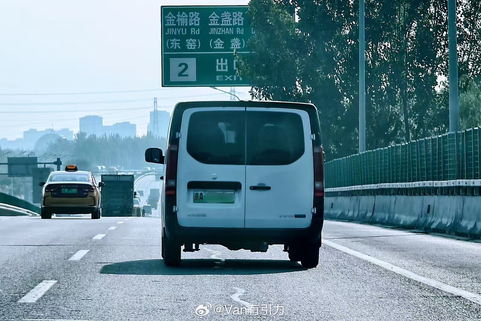 刚发现#长安凯程v919# 的车尾黑色外框处理，跟雷诺X82塔菲克有点像。没别的意思，就是觉得有一点点像而已 #van事通[超话]# ​