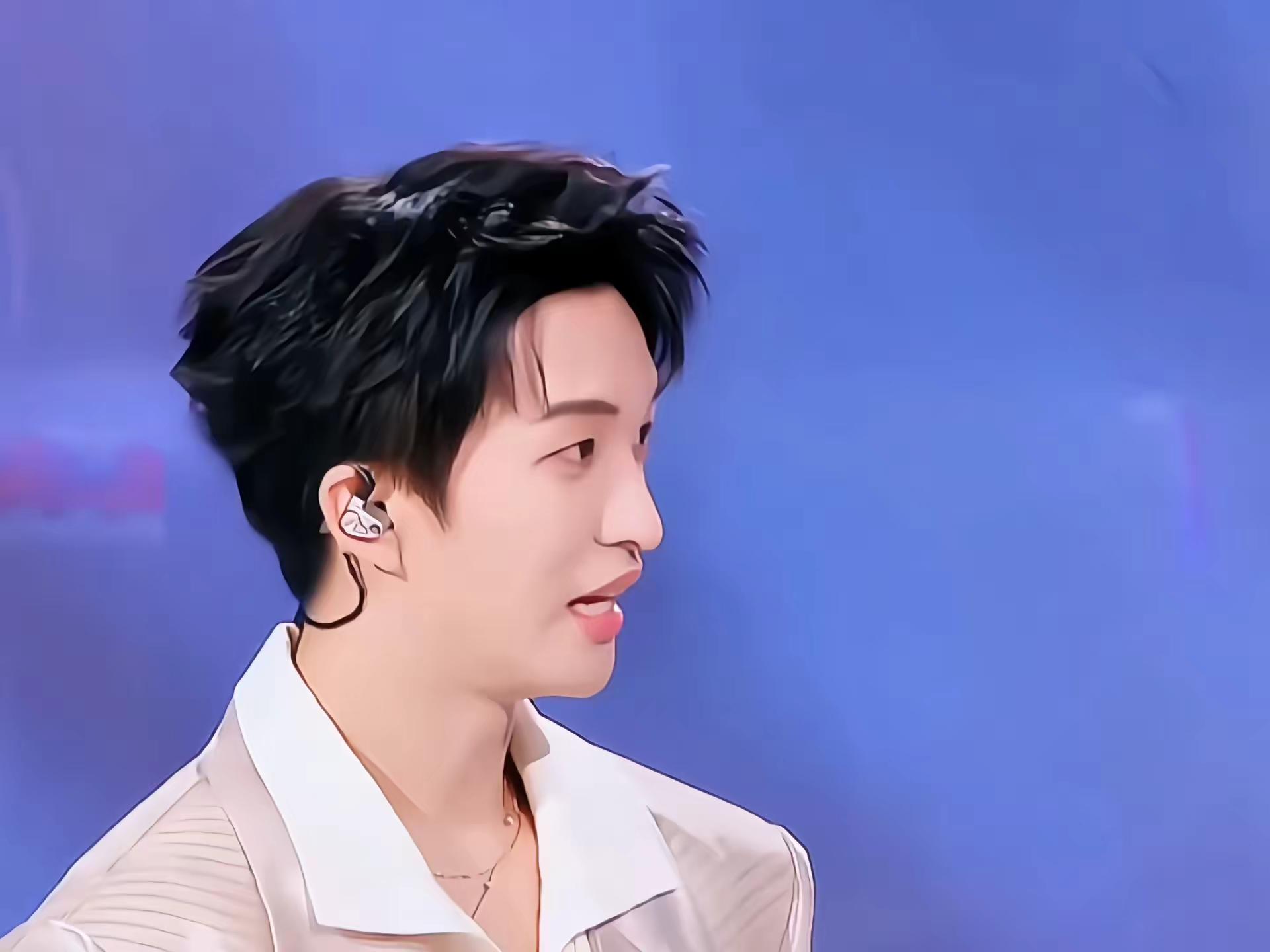 模仿小朋友的黄子🙃。大家好！我叫黄子弘凡今年27～🤭黄子弘凡 天赐的声音 自我介绍 小朋友