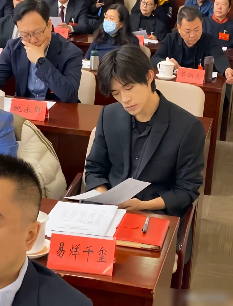 易烊千玺178的个子，体重只有112斤，这数据放普通人里都算偏瘦，搁明星身上居然没人当回事。
粉丝说他是为角色控制，可翻翻他这几年的路透，基本都是这个状态，跟修图没关系，生图更明显，脸颊凹进去，骨架撑着衣服走。
拍杂志跟巩俐同框，西装叠针织衫，镜头里看着有型，那是造型师拿衣服硬堆出来的结构感，脱