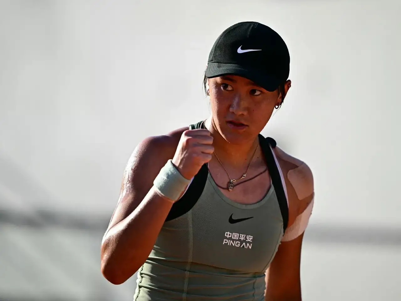 王曦雨首进法网32强  2026法网女单第二轮，中国球员王曦雨在首盘5...